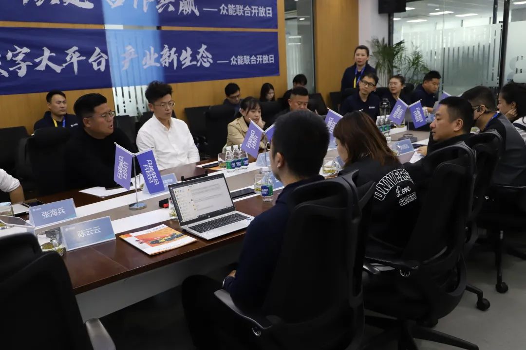 積極解答商戶(hù)問(wèn)題.jpg